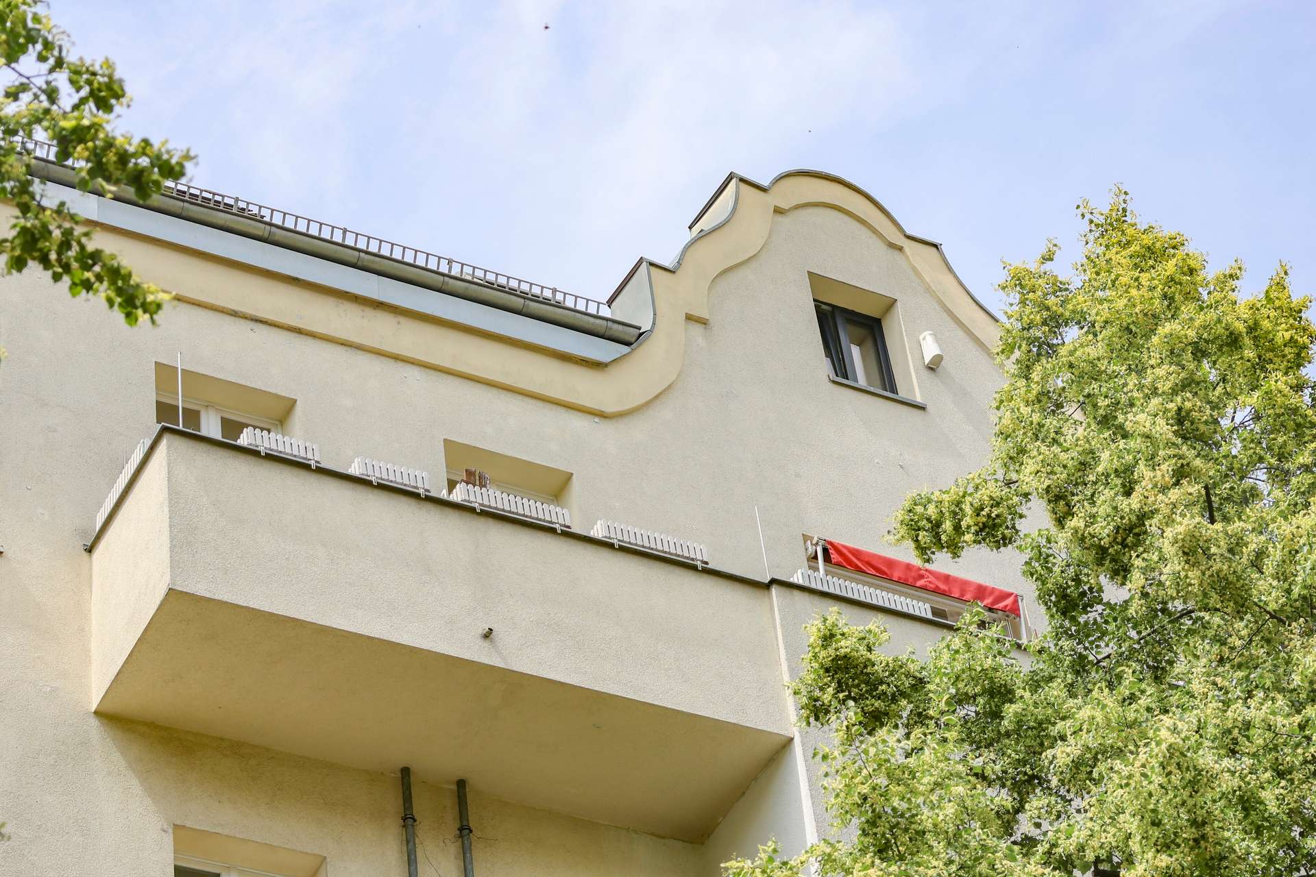 Blick auf den Balkon - Großzügig wohnen im Wedding: 4 Zimmer, Balkon, Sauna & viel Potenzial