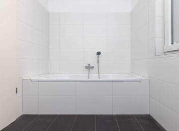 Badewanne - Gut geschnittene Neubauwohnung mit großer Terrasse in Friedrichshain