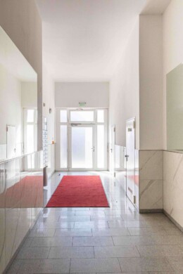 Treppenhaus - Gut geschnittene Neubauwohnung mit großer Terrasse in Friedrichshain