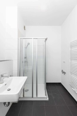 2 Badezimmer - Gut geschnittene Neubauwohnung mit großer Terrasse in Friedrichshain