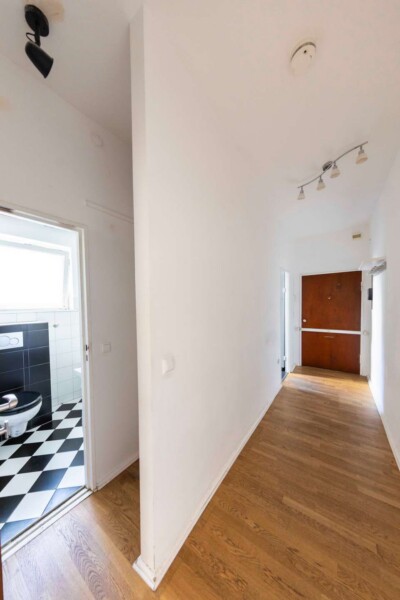 Flur mit Blick auf Badezimmer