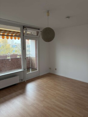Schlafzimmer mit Blick auf Balkon - Sofort bezugsfreie 3-Zimmer Wohnung in Berlin Lankwitz mit Balkon und Stellplatz