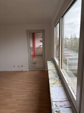 Wohnbereich mit Blick auf Balkon - Sofort bezugsfreie 3-Zimmer Wohnung in Berlin Lankwitz mit Balkon und Stellplatz